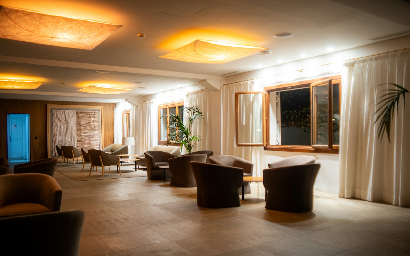 Front-of-shop lounge and reception